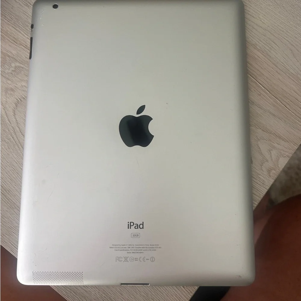 iPad 2nd generation - with iHome charging station with speakers